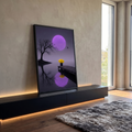Lua roxa, árvore seca e pessoa com guarda-chuva amarelo no píer refletidos no lago, quadro decorativo