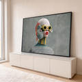 Mulher surreal com peixe baiacu no rosto, óculos amarelos e batom vermelho em fundo cinza, quadro decorativo