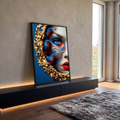 Rosto de mulher com olho azul, lábios vermelhos e pássaros azuis em moldura dourada, quadro decorativo