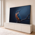 Martim-pescador azul e laranja pousado em galho seco sobre fundo azul escuro, quadro decorativo