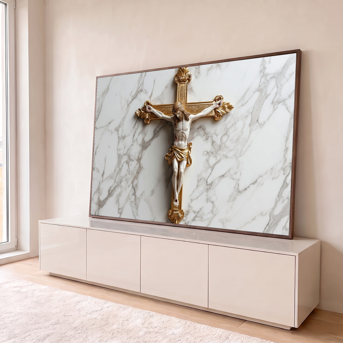 Crucifixo dourado ornamentado com Jesus Cristo em marfim sobre fundo de mármore branco, quadro decorativo