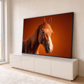 Retrato da cabeça de um cavalo castanho com crina ruiva e listra branca sobre fundo laranja, quadro decorativo