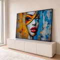 Rosto feminino grafitado, lábios vermelhos, tinta escorrida amarela e azul e textura rachada, quadro decorativo