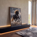 Cavalo preto galopando com crina dourada ao vento, poeira e céu tempestuoso, quadro decorativo