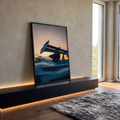 Traseira de Porsche GT3 azul com grande aerofólio em silhueta contra céu de pôr do sol, quadro decorativo