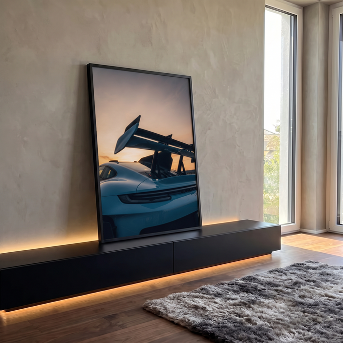 Traseira de Porsche GT3 azul com grande aerofólio em silhueta contra céu de pôr do sol, quadro decorativo