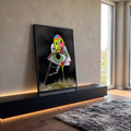 Rosto surreal em perfil com olho verde gigante, casas coloridas, escada e pernas listradas, quadro decorativo
