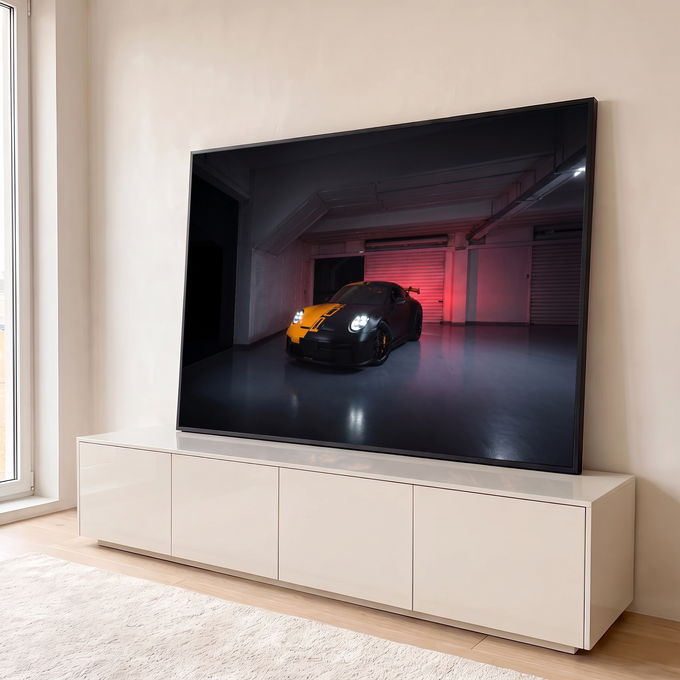 Porsche 911 GT3 preto fosco com faixa laranja e faróis acesos em garagem com luz vermelha, quadro decorativo