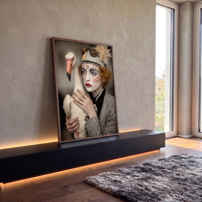 Mulher ruiva com maquiagem teatral, chapéu steampunk e ave branca nos braços, quadro decorativo