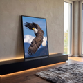 Quadro Decorativo Grande Águia Americana para Sala Azul | quadros decorativos para sala | águia-de-cabeça-branca em voo com asas abertas sobre montanhas nevadas | em Quadros para Sala | Porao dos Quadros