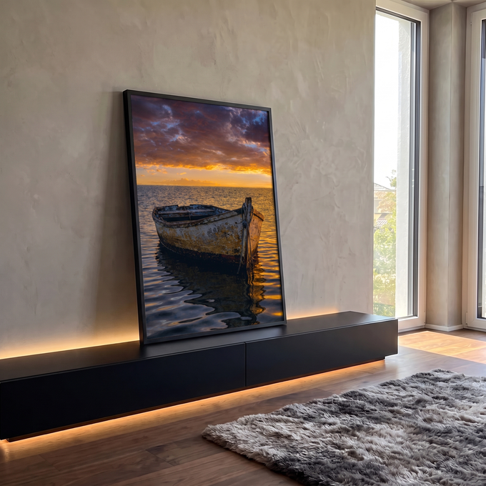 Quadro Decorativo Grande Barco Antigo para Sala Laranja | quadros decorativos para sala | barco de madeira desgastado flutuando em mar calmo sob céu de pôr do sol laranja e roxo | em Quadros para Sala | Porao dos Quadros
