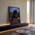 Cavalo preto de crina longa trotando em campo de flores vermelhas sob céu escuro, quadro decorativo