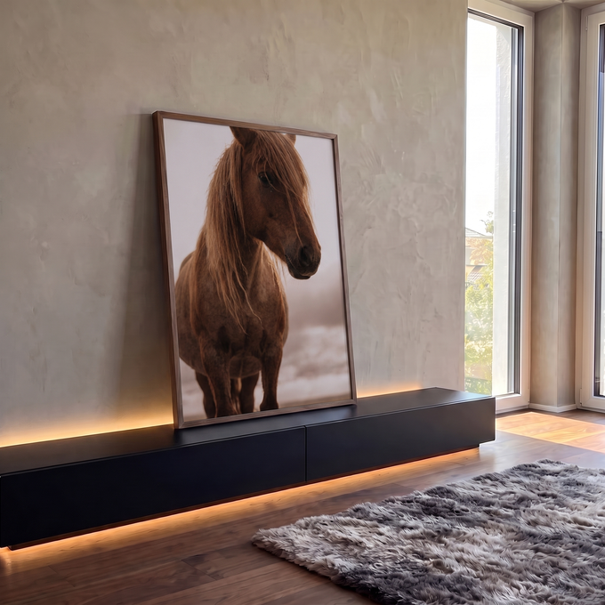 Fotografia de cavalo castanho de crina longa olhando de lado sobre fundo claro de neve, quadro decorativo