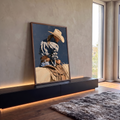 Quadro Decorativo Cowgirl de Chapéu com Cavalo Branco | quadros decorativos para sala | cowgirl de chapéu inclinada sobre cavalo branco ajustando as rédeas | em Quadros para Sala | Porao dos Quadros