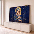 Nossa Senhora de manto azul ninando o Menino Jesus com auréola dourada e céu estrelado, quadro decorativo