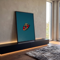 Brasão Porsche dourado, vermelho e preto em macro sobre capô azul petróleo, quadro decorativo