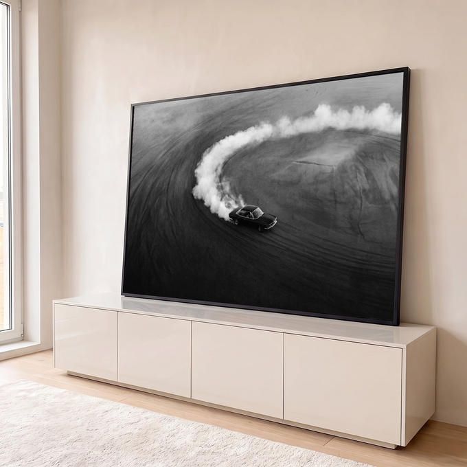Quadro Decorativo Grande Carro Derrapando para Sala Preto | quadros decorativos para sala | carro escuro derrapando no deserto com rastro de fumaça em espiral, foto aérea preto e branco | em Quadros para Sala | Porao dos Quadros