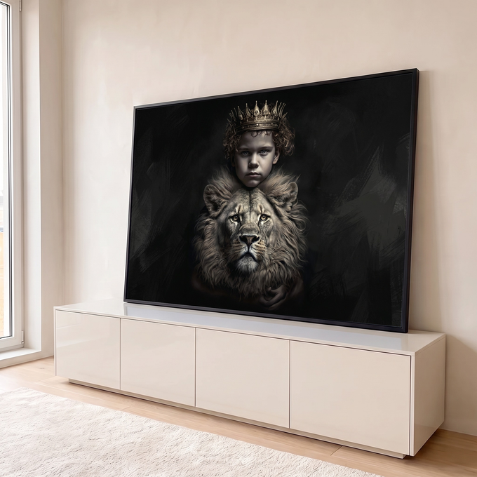 Quadro Decorativo Grande Menino com Coroa para Sala Preto | quadros decorativos para sala | menino de coroa dourada abraçado por leão em tons de preto e sépia | em Quadros para Sala | Porao dos Quadros