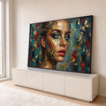Rosto de mulher de olhos azuis com folhas de ouro, lábios vermelhos e besouro verde, quadro decorativo