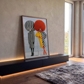 Duas mulheres fashion com perucas gigantes laranja e listrada e casacos xadrez, quadro decorativo