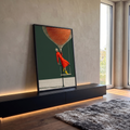 Mulher de vestido laranja e botas amarelas em balanço sob balão de rede, fundo verde, quadro decorativo