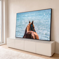 Quadro Decorativo Grande Cavalo com Cabresto para Sala | quadros decorativos para sala | cavalo marrom visto de costas com cabresto azul em frente ao mar desfocado | em Quadros para Sala | Porao dos Quadros