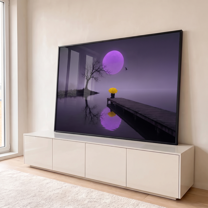 Quadro Decorativo Grande Lua Roxa para Sala Roxo | quadros decorativos para sala | pessoa com guarda-chuva amarelo no píer sob lua roxa gigante | em Quadros para Sala | Porao dos Quadros