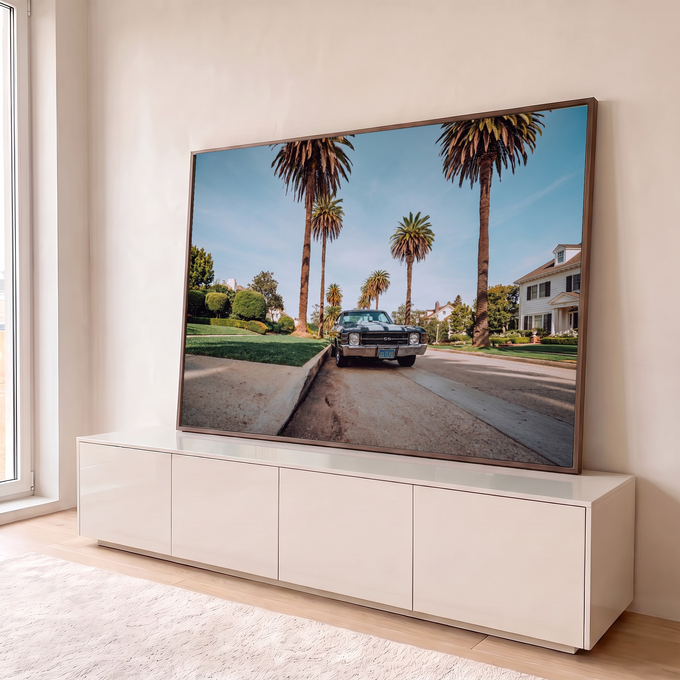 Chevelle SS preto com faixas brancas em rua com palmeiras altas e céu azul, fotografia quadro decorativo