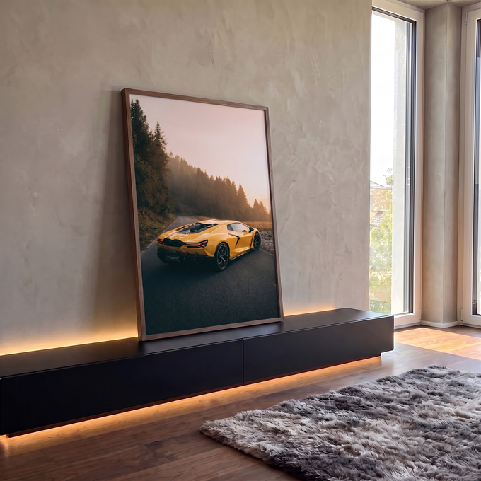 Carro esportivo amarelo em estrada de montanha com névoa e pinheiros ao amanhecer, quadro decorativo