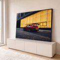 Porsche 911 GT3 vermelho com aerofólio em rua urbana diante de painéis dourados iluminados, quadro decorativo