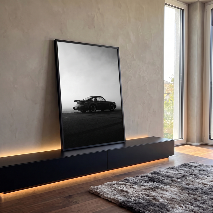 Quadro Decorativo Grande Carro Esportivo para Sala | quadros decorativos para sala | carro esportivo clássico em preto e branco parado sob céu nublado com neblina | em Quadros para Sala | Porao dos Quadros