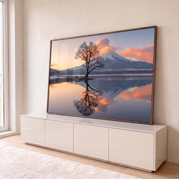 Quadro Decorativo Grande Árvore Solitária para Sala Azul | quadros decorativos para sala | árvore seca refletida em lago calmo com montanha nevada ao fundo em tons de pôr do sol | em Quadros para Sala | Porao dos Quadros