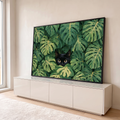 Gato preto de olhos amarelos espiando entre folhas verdes de monstera, ilustração, quadro decorativo