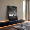 Criança sozinha em balanço num campo sob nuvens de tempestade, fotografia preto e branco, quadro decorativo