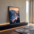 Picos nevados dos Alpes com sol nascendo no céu laranja e névoa no vale, quadro decorativo