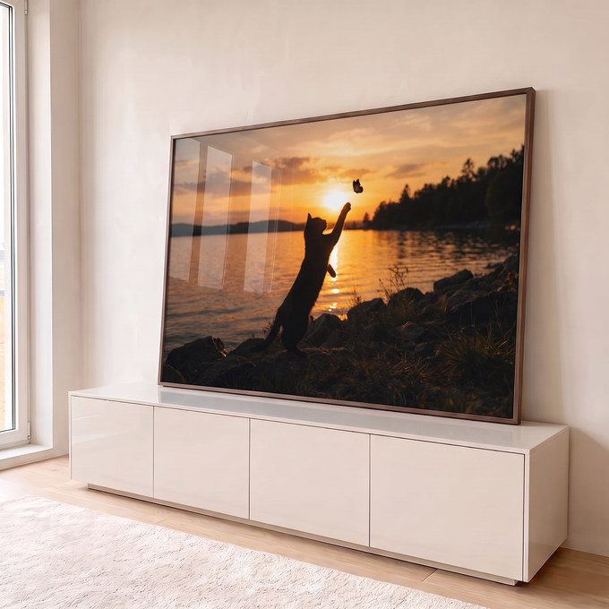 Quadro Decorativo Grande Gato e Borboleta para Sala Laranja | quadros decorativos para sala | silhueta de gato erguendo a pata para borboleta ao pôr do sol na beira do lago | em Quadros para Sala | Porao dos Quadros