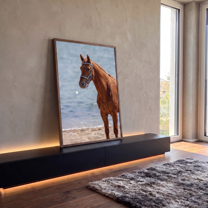 Cavalo castanho com cabresto azul na praia, mar ao fundo, pintura realista, quadro decorativo