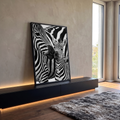 Zebra adulta e filhote focinho a focinho em fotografia preto e branco de alto contraste, quadro decorativo