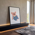 Coala fofo dormindo de macacão azul listrado em ilustração de giz sobre fundo branco, quadro decorativo