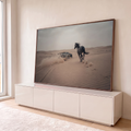 Cavalo negro galopando ao lado de carro esportivo levantando areia nas dunas do deserto, quadro decorativo