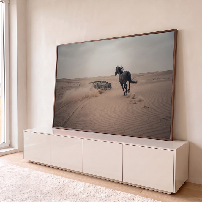 Cavalo negro galopando ao lado de carro esportivo levantando areia nas dunas do deserto, quadro decorativo