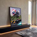 Carro de Fórmula 1 azul em pista com palmeiras e capacetes de piloto ao fundo, quadro decorativo