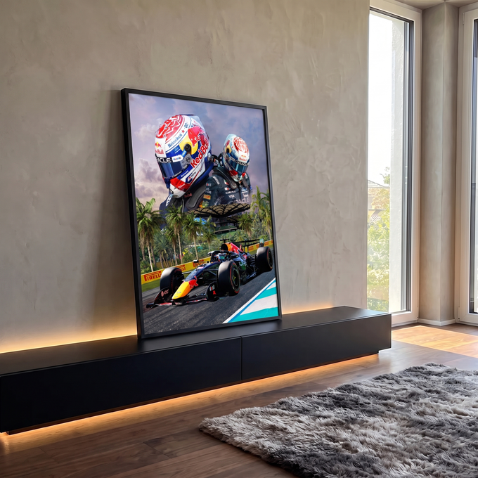 Carro de Fórmula 1 azul em pista com palmeiras e capacetes de piloto ao fundo, quadro decorativo