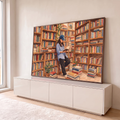 Pintura em aquarela de mulher de boné azul lendo um livro entre estantes de biblioteca, quadro decorativo