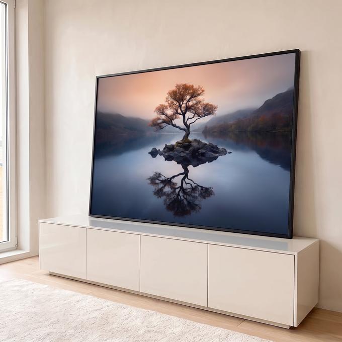 Quadro Decorativo Grande Árvore Solitária Natural para Sala | quadros decorativos para sala | árvore de outono refletida num lago calmo com montanhas ao fundo | em Quadros para Sala | Porao dos Quadros