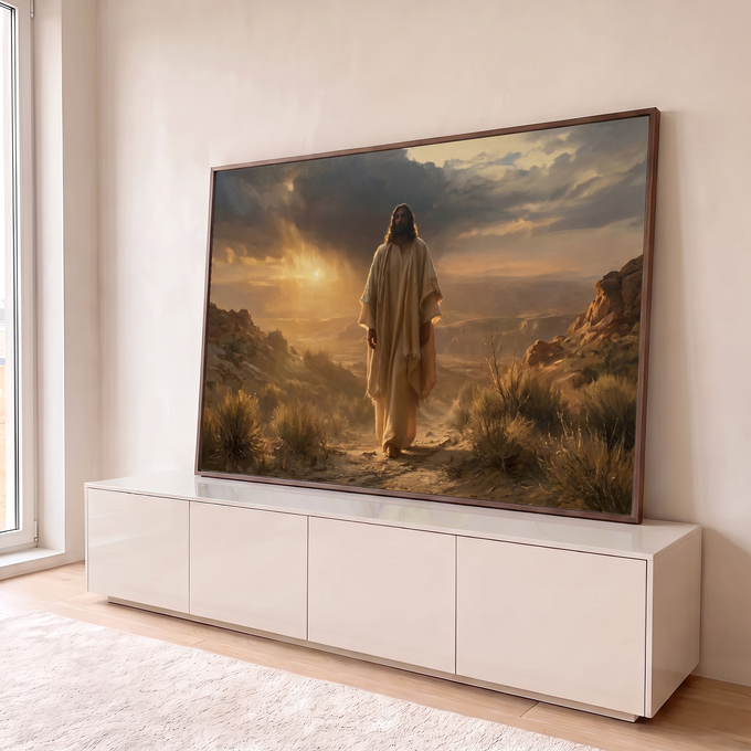 Jesus de túnica bege caminhando em trilha no deserto com sol entre nuvens ao entardecer, quadro decorativo