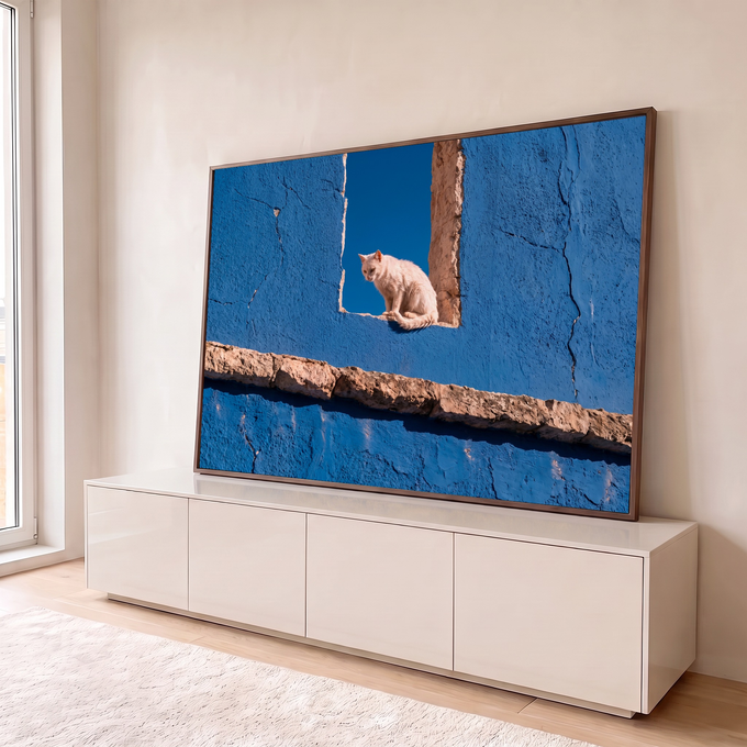 Quadro Decorativo Grande Gato Branco Azul para Sala | quadros decorativos para sala | gato branco sentado numa janela de pedra em parede azul com céu ao fundo | em Quadros para Sala | Porao dos Quadros