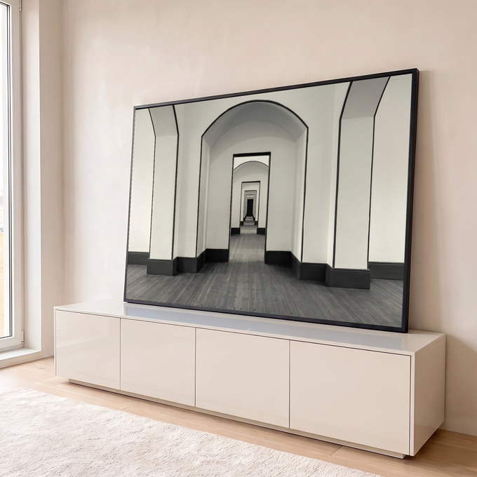 Corredor de arcos e portas brancas em perspectiva infinita com piso de madeira, quadro decorativo