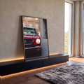 Frente de Mustang clássico vermelho com farol aceso e cromados em rua de pedra urbana, quadro decorativo