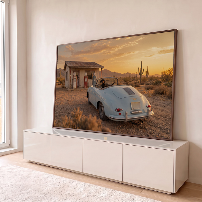 Quadro Decorativo Grande Carro Antigo para Sala Laranja | quadros decorativos para sala | carro conversível vintage azul com cachorro dachshund no deserto ao pôr do sol | em Quadros para Sala | Porao dos Quadros